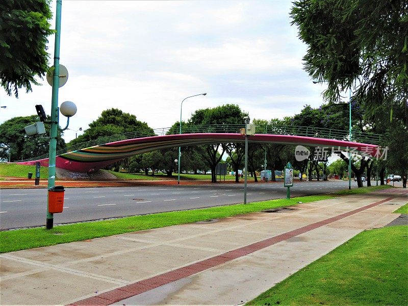 位于Figueroa Alcorta大道的布宜诺斯艾利斯大学法学院人行天桥。